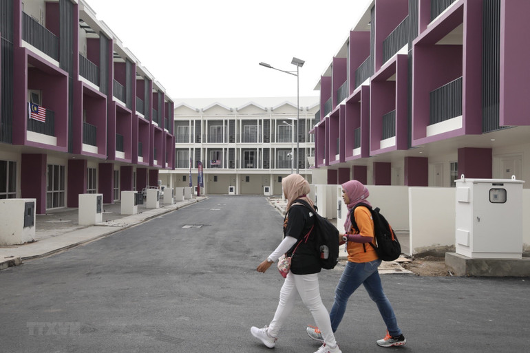 Hiện tại, nhóm vận động viên các nước đã bắt đầu lưu trú do có các môn thi đấu trước lễ khai mạc như Cricket, Khúc côn cầu, Đua thuyền, Jujitsu…