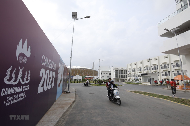 Làng vận động viên được xây dựng bên cạnh sân vận động Morodok Techo.