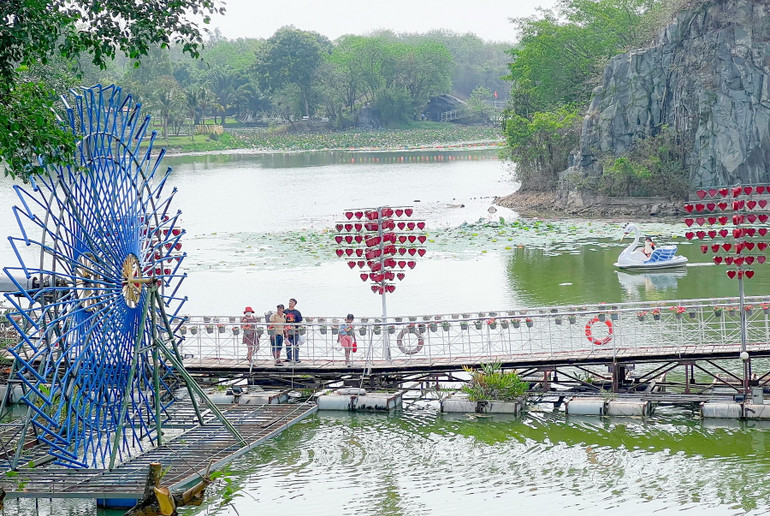 Khu khách tham quan khu du lịch Bửu Long. Khu khách tham quan khu du lịch Bửu Long.