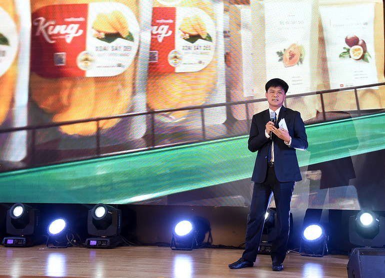 Diễn giả trình bày tham luận tại buổi lễ.