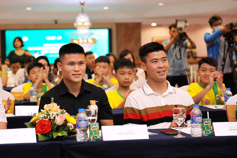 Hai tuyển thủ quốc gia Phạm Tuấn Hải và Đỗ Duy Mạnh tại buổi họp báo. (Ảnh: HUY HOÀNG) Hai tuyển thủ quốc gia Phạm Tuấn Hải và Đỗ Duy Mạnh tại buổi họp báo. (Ảnh: HUY HOÀNG)