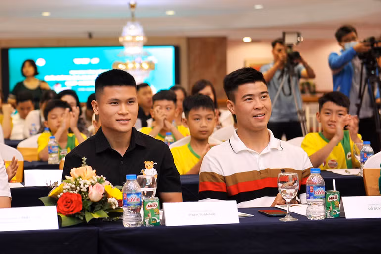 Hai tuyển thủ quốc gia Phạm Tuấn Hải và Đỗ Duy Mạnh tại buổi họp báo. (Ảnh: HUY HOÀNG)