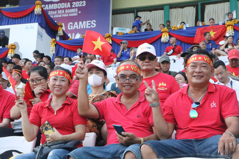 Cổ động viên Việt Nam mang đến sắc đỏ nổi bật trên sân vận động. Cổ động viên Việt Nam mang đến sắc đỏ nổi bật trên sân vận động.