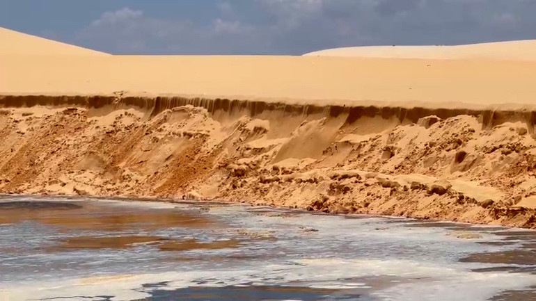 Cát trên Đồi Trinh Nữ liên tục bị sạt lở xuống nước.