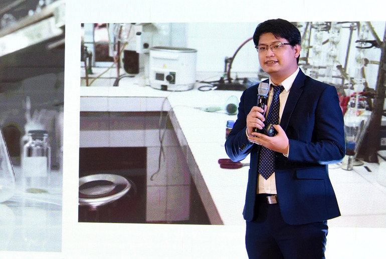 Diễn giả trình bày tham luận tại buổi lễ.