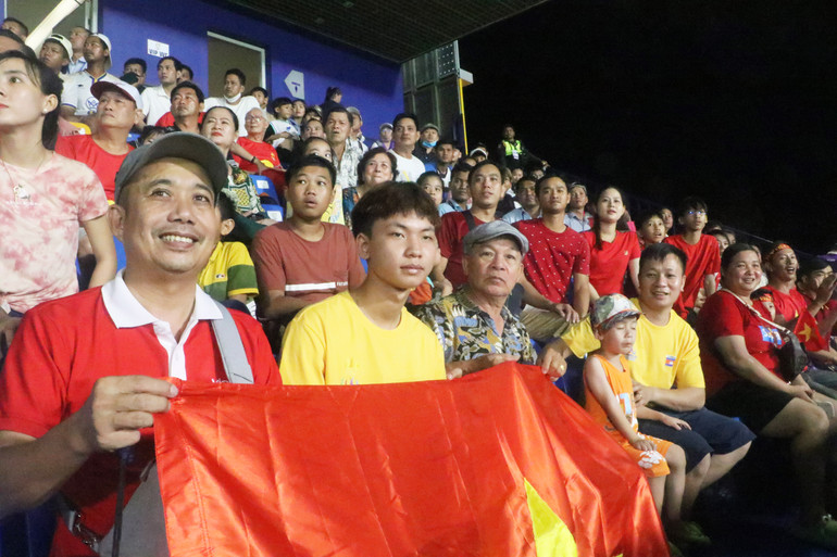 Anh Vũ Thanh Hùng, chủ một doanh nghiệp tại Phnom Penh tin tưởng U22 Việt Nam sẽ tiến sâu vào những vòng trong. Anh Vũ Thanh Hùng, chủ một doanh nghiệp tại Phnom Penh tin tưởng U22 Việt Nam sẽ tiến sâu vào những vòng trong.