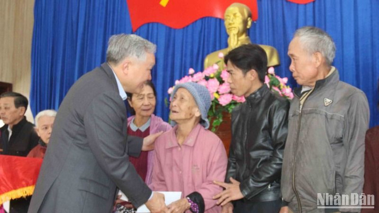 Phó Thủ tướng Thường trực Chính phủ Nguyễn Hòa Bình trao quà Tết tặng hộ nghèo tại thị xã Điện Bàn.