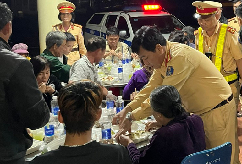 Lực lượng Cảnh sát giao thông bố trí cơm tối và nước uống cho 40 người trên xe khách.