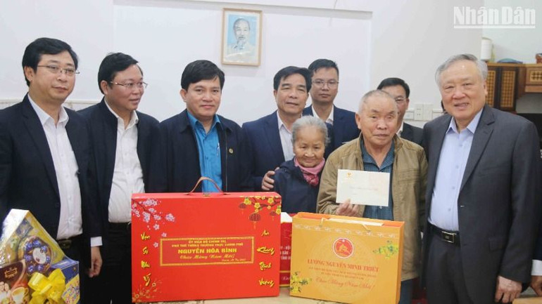 Phó Thủ tướng Thường trực Chính phủ Nguyễn Hòa Bình thăm, chúc Tết ông Nguyễn Kim Đức, thương binh ¼ ở khối phố 3, phường Vĩnh Điện, thị xã Điện Bàn.