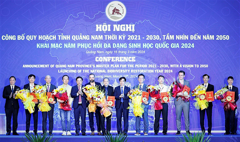 Trao quyết định chấp thuận đầu tư, giấy chứng nhận đăng ký đầu tư cho các doanh nghiệp.