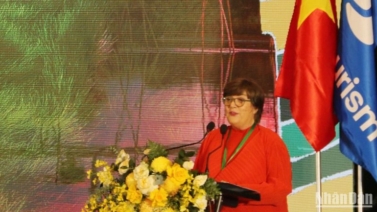 Bà Zoritsa Urosevic, Phó Tổng Thư ký UN Tourism phát biểu tại hội nghị.