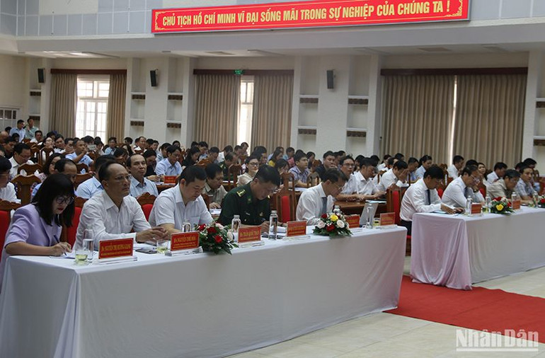 Các đồng chí đại biểu đại diện lãnh đạo các bộ, ban, ngành liên quan và các địa phương có biên giới tiếp giáp với Lào dự hội nghị.