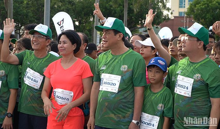 Bí thư Tỉnh ủy Phan Việt Cường (mặc áo thun xanh mang số 50520) dự lễ khai mạc giải. Bí thư Tỉnh ủy Phan Việt Cường (mặc áo thun xanh mang số 50520) dự lễ khai mạc giải.