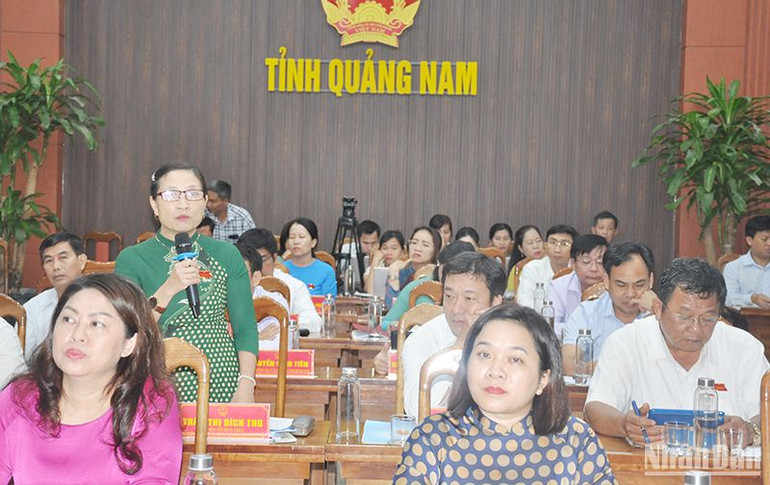 Các đại biểu Hội đồng nhân dân tỉnh góp ý vào dự thảo các nghị quyết trình tại kỳ họp thứ 16.