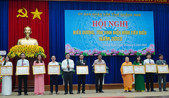 Chủ tịch Ủy ban nhân dân tỉnh Lê Trí Thanh trao Bằng khen tặng các tập thể, cá nhân có thành tích xuất sắc