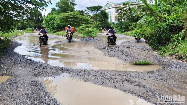 Một trong những tuyến đường trong thành Quảng Ngãi bị hư hỏng.
