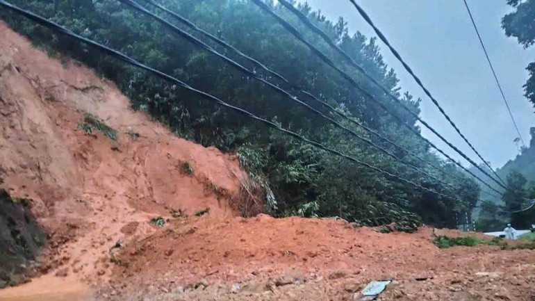 Điểm sạt lở QL40B tại ngã 3 Trà Giác, huyện Bắc Trà My đã được khắc phục, thông xe bước 1