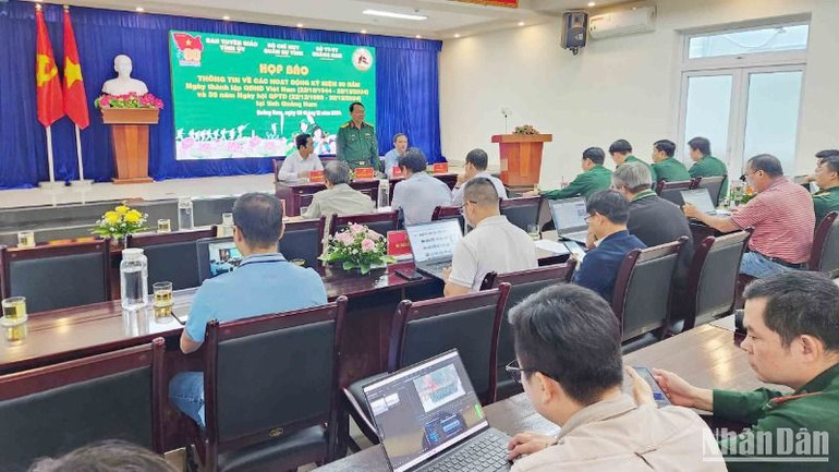 Đại tá Mai Kim Bình, Chính ủy Bộ Chỉ huy Quân sự tỉnh Quảng Nam thông tin các hoạt động nhân kỷ niệm 80 năm Ngày thành lập Quân đội nhân dân Việt Nam và 35 năm Ngày hội Quốc phòng toàn dân.