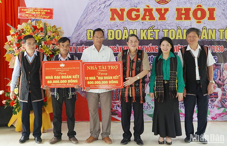 Phó Chủ tịch Quốc hội Nguyễn Đức Hải trao "Nhà đại đoàn kết" tặng người dân huyện Nam Giang.