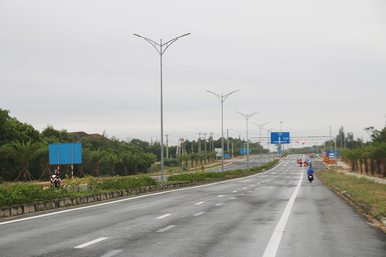 Quảng Nam đang tập trung hoàn thiện các hạng mục còn lại để đưa toàn tuyến đường Võ Chí Công (từ Hội An đến Chu Lai) vào sử dụng.