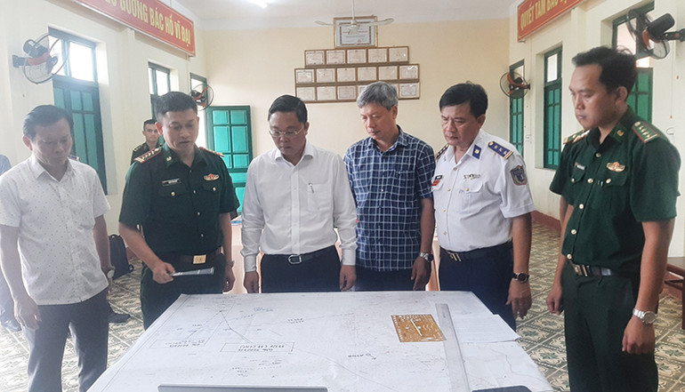 Chủ tịch Ủy ban nhân dân tỉnh Quảng Nam Lê Trí Thanh (người thứ 3 từ trái sang) nghe Bộ Chỉ huy Bộ đội biên phòng tỉnh Quảng Nam trình bày phương án triển khai tìm kiếm các ngư dân đang mất tích.