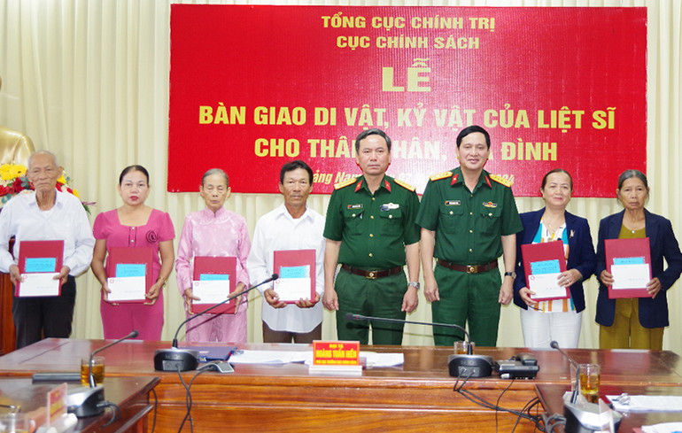 Đại diện Cục Chính sách và Quân khu 5 trao di vật, kỷ vật của liệt sĩ cho thân nhân, gia đình liệt sĩ trên địa bàn tỉnh Quảng Nam.