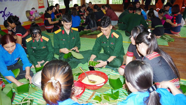 Cùng với trao quà Tết, khám bệnh, cấp thuốc cho người dân, còn diễn ra thi gói và nấu bánh chưng đón Tết. Cùng với trao quà Tết, khám bệnh, cấp thuốc cho người dân, còn diễn ra thi gói và nấu bánh chưng đón Tết.
