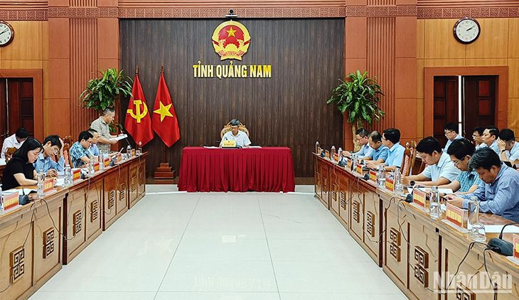 Lãnh đạo Sở Công thương báo cáo kết quả thực hiện Chương trình sinh kế cho người dân lưu vực các hồ thủy điện trên địa bàn tỉnh.