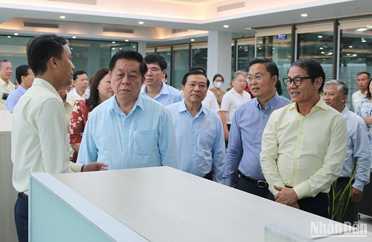 Đồng chí Nguyễn Trọng Nghĩa (thứ 2 từ trái qua) nghe báo cáo về tình hình lắp ráp và sản xuất ô-tô tại Thaco Chu Lai.