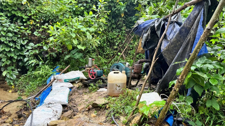 Các đối tượng lắp đặt máy bơm nước từ khe suối lên để khai thác vàng trái phép