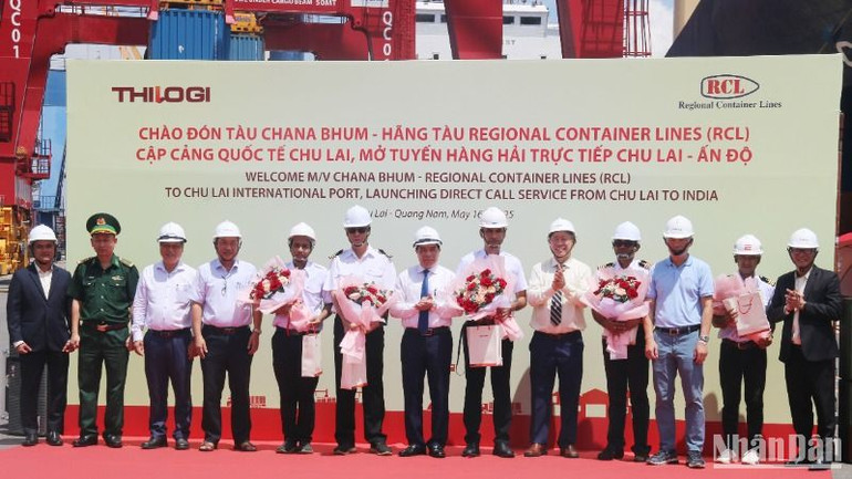 Chủ tịch Ủy ban nhân dân tỉnh Quảng Nam Lê Văn Dũng (đứng giữa) và lãnh đạo các cơ quan, đơn vị tặng hoa đón các thành viên tàu Chana Bhum thuộc hãng tàu RCL, khởi đầu cho tuyến hàng hải cố định Chu Lai-Ấn Độ.