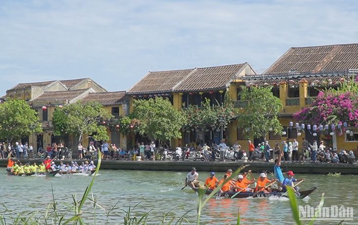 Nhiều hoạt động văn hóa đặc sắc diễn ra trên sông Hoài (Hội An)