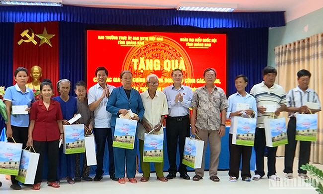 Đoàn đại biểu Quốc hội tỉnh Quảng Nam trao quà tặng các gia đình chính sách.