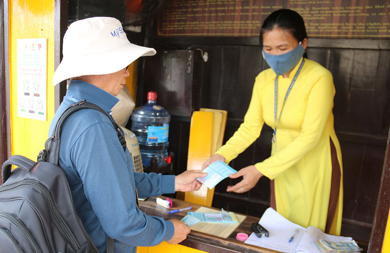 Du khách mua vé vào tham quan Khu phố cổ Hội An.