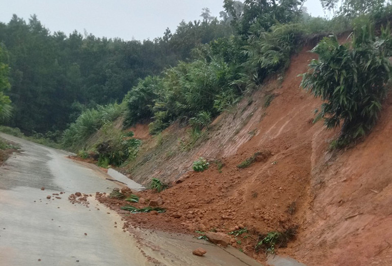 Sạt lở đất trên tuyến đường ĐH 5 từ trung tâm huyện Nam Trà My vào các xã Trà Vân, Trà Vinh