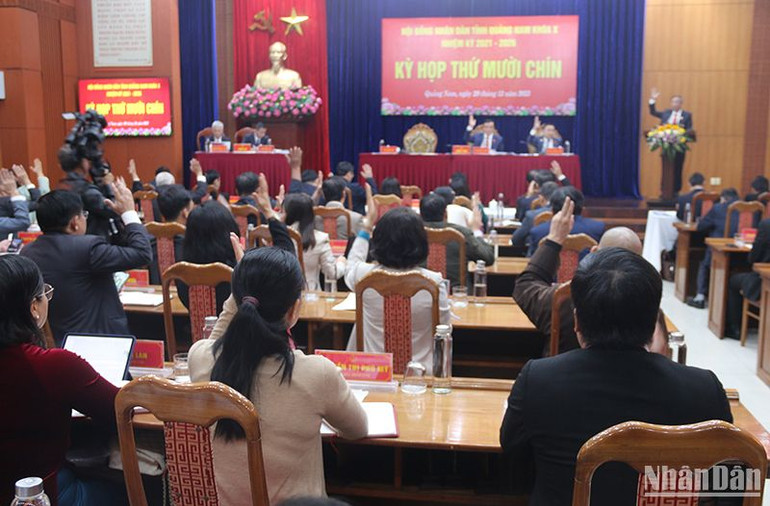 Biểu quyết bãi nhiệm chức danh Phó Chủ tịch Ủy ban nhân dân tỉnh đối với ông Trần Văn Tân.