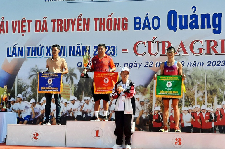 Tổng Biên tập Báo Quảng Nam Lê Văn Nhi, Trưởng Ban tổ chức trao giải toàn đoàn khối đội tuyển tỉnh, thành phố. Tổng Biên tập Báo Quảng Nam Lê Văn Nhi, Trưởng Ban tổ chức trao giải toàn đoàn khối đội tuyển tỉnh, thành phố.