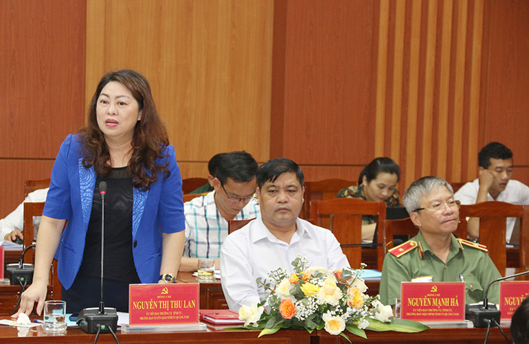 Trưởng Ban Tuyên giáo Tỉnh ủy Quảng Nam Nguyễn Thị Thu Lan nêu một số nội dung về công tác xây dựng Đảng mà Đoàn công tác quan tâm. Trưởng Ban Tuyên giáo Tỉnh ủy Quảng Nam Nguyễn Thị Thu Lan nêu một số nội dung về công tác xây dựng Đảng mà Đoàn công tác quan tâm.