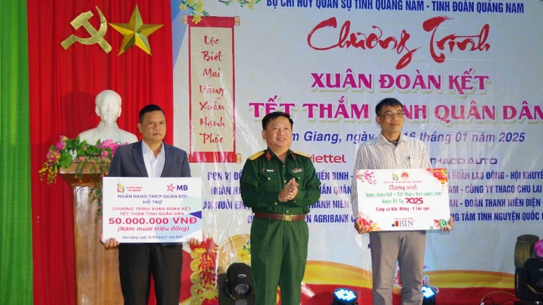 Đại diện Ngân hàng thương mại cổ phần Quân đội-Chi nhánh Quảng Nam trao quà tặng gia đình chính sách, người nghèo huyện Nam Giang. Đại diện Ngân hàng thương mại cổ phần Quân đội-Chi nhánh Quảng Nam trao quà tặng gia đình chính sách, người nghèo huyện Nam Giang.
