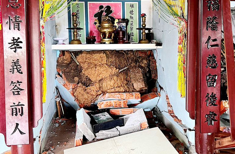 Sạt lở đất, gây sập tường 1 nhà dân tại thị trấn Ái Nghĩa.