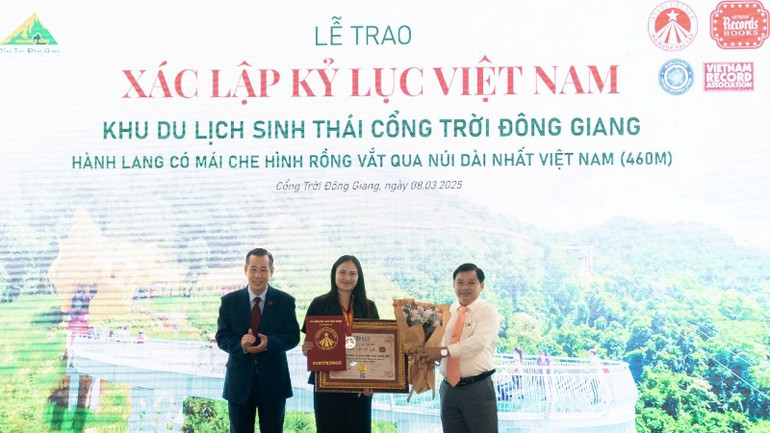 Đại diện Tổ chức kỷ lục Việt Nam trao chứng nhận kỷ lục Hành lang có mái che hình rồng vắt qua núi dài nhất Việt Nam.