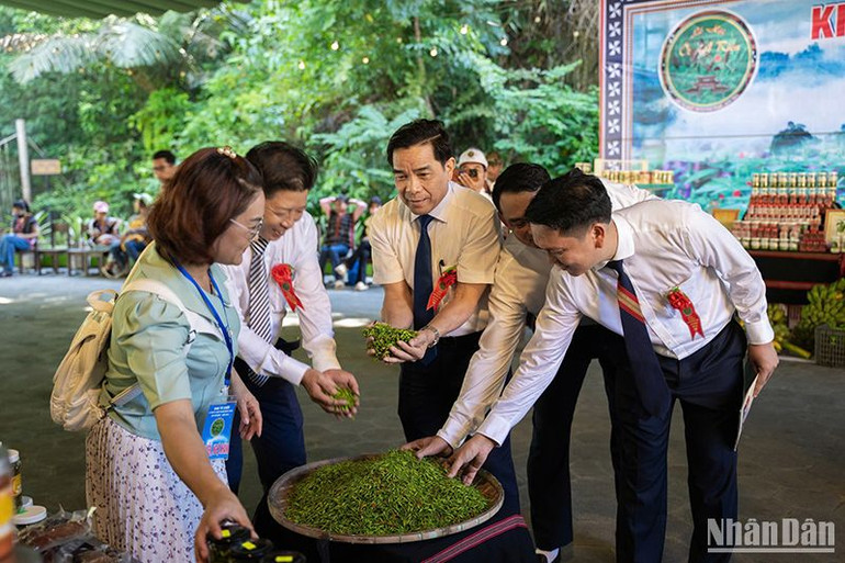 Các đại biểu xem trưng bày, giới thiệu Ớt A Riêu tại lễ hội.