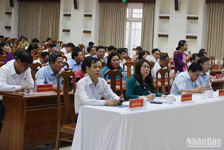 Các đại biểu Hội đồng nhân dân tỉnh thảo luận, làm rõ thêm một số nội dung liên quan đến phát triển kinh tế-xã hội