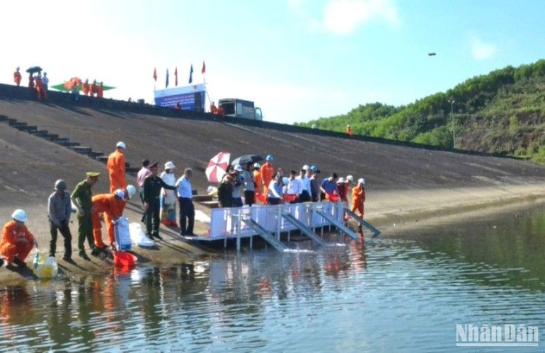 Công ty Thủy điện Sông Tranh thả cá xuống lòng hồ Thủy điện Sông Tranh 2 nhằm tạo sinh kế cho người dân.