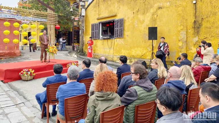 Phó Chủ tịch Ủy ban nhân dân thành phố Hội An Nguyễn Văn Lanh phát biểu chào đón Đoàn khách Italia đến “xông đất” Hội An.