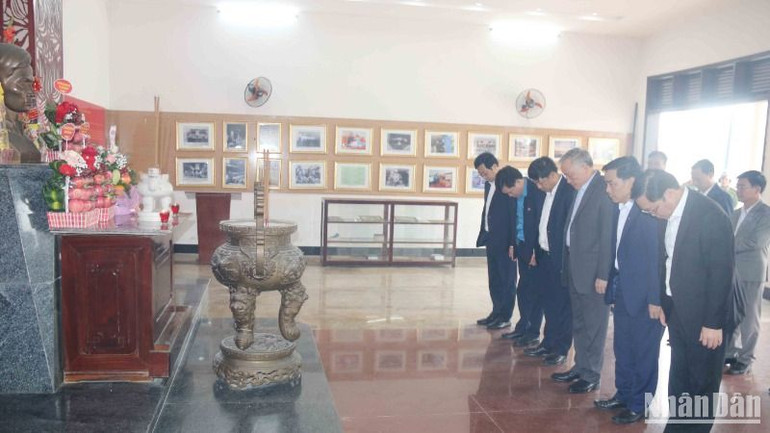 Phó Thủ tướng Thường trực Chính phủ Nguyễn Hòa Bình cùng đoàn công tác của Trung ương và tỉnh Quảng Nam thắp hương tại Nhà lưu niệm anh hùng Liệt sĩ Nguyễn Văn Trỗi tại thị xã Điện Bàn.