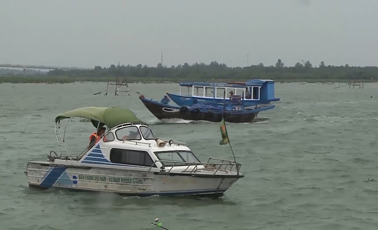 Bộ đội Biên phòng tỉnh Quảng Nam kêu gọi các phương tiện tàu thuyền đang hoạt động trên biển tìm nơi tránh trú an toàn.