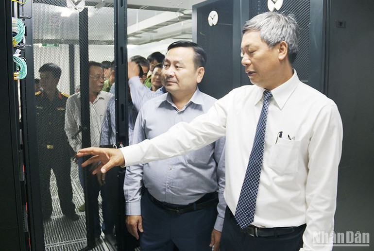 Lãnh đạo tỉnh Quảng Nam tham quan hệ thống hạ tầng Trung tâm tích hợp dữ liệu. Lãnh đạo tỉnh Quảng Nam tham quan hệ thống hạ tầng Trung tâm tích hợp dữ liệu.