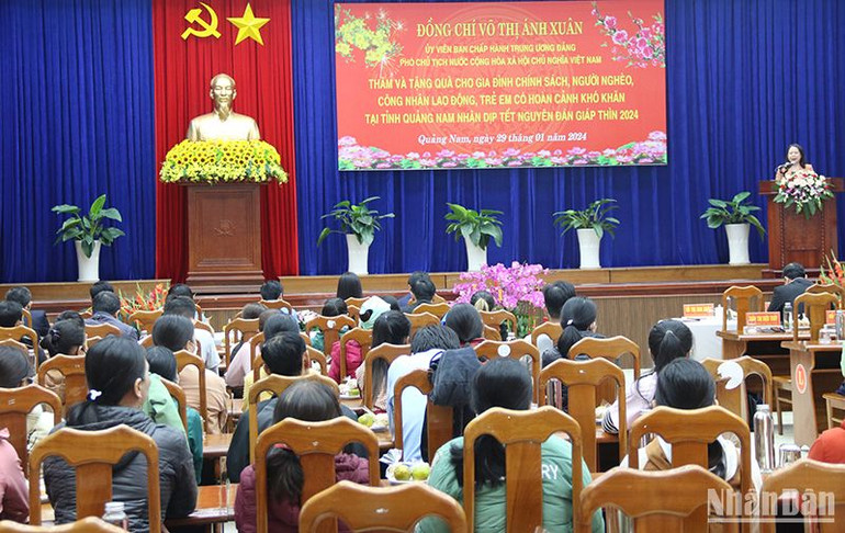 Quang cảnh lễ trao quà tặng, chúc Tết tại Quảng Nam.