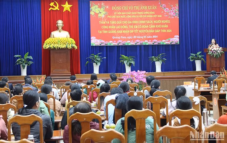 Quang cảnh lễ trao quà tặng, chúc Tết tại Quảng Nam.